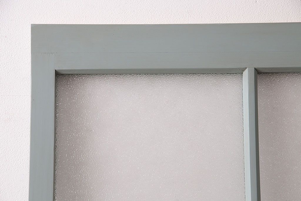 ガラス戸をリペア&カスタム!設置場所に合わせてリサイズ。吊り戸仕様に加工。引き手を取り付け。ガラスをダイヤガラスへ入れ替え。ライトオリーブグリーンのエイジング塗装で仕上げ。(引き戸、建具)