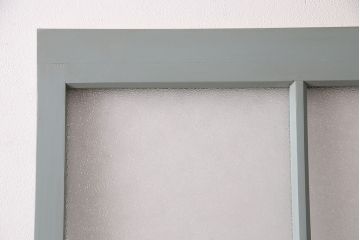 ガラス戸をリペア&カスタム!設置場所に合わせてリサイズ。吊り戸仕様に加工。引き手を取り付け。ガラスをダイヤガラスへ入れ替え。ライトオリーブグリーンのエイジング塗装で仕上げ。(引き戸、建具)