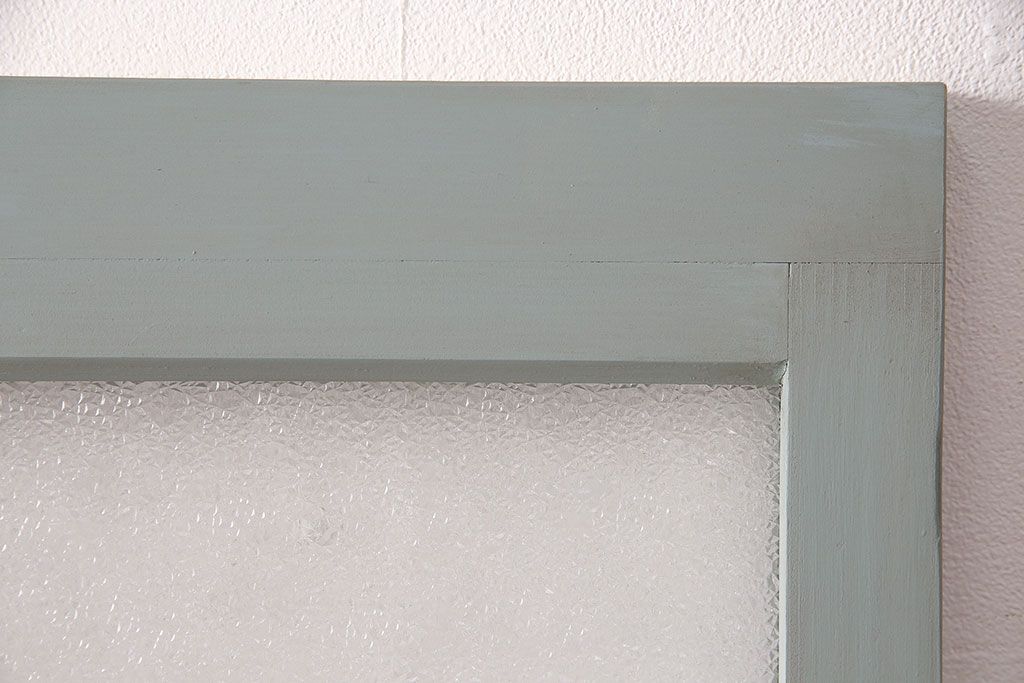 ガラス戸をリペア&カスタム!設置場所に合わせてリサイズ。吊り戸仕様に加工。引き手を取り付け。ガラスをダイヤガラスへ入れ替え。ライトオリーブグリーンのエイジング塗装で仕上げ。(引き戸、建具)