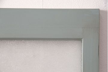 ガラス戸をリペア&カスタム!設置場所に合わせてリサイズ。吊り戸仕様に加工。引き手を取り付け。ガラスをダイヤガラスへ入れ替え。ライトオリーブグリーンのエイジング塗装で仕上げ。(引き戸、建具)