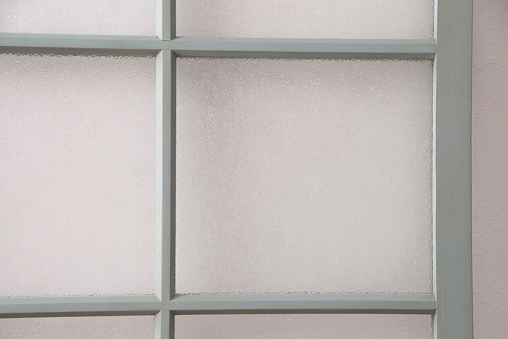 ガラス戸をリペア&カスタム!設置場所に合わせてリサイズ。吊り戸仕様に加工。引き手を取り付け。ガラスをダイヤガラスへ入れ替え。ライトオリーブグリーンのエイジング塗装で仕上げ。(引き戸、建具)