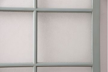 ガラス戸をリペア&カスタム!設置場所に合わせてリサイズ。吊り戸仕様に加工。引き手を取り付け。ガラスをダイヤガラスへ入れ替え。ライトオリーブグリーンのエイジング塗装で仕上げ。(引き戸、建具)