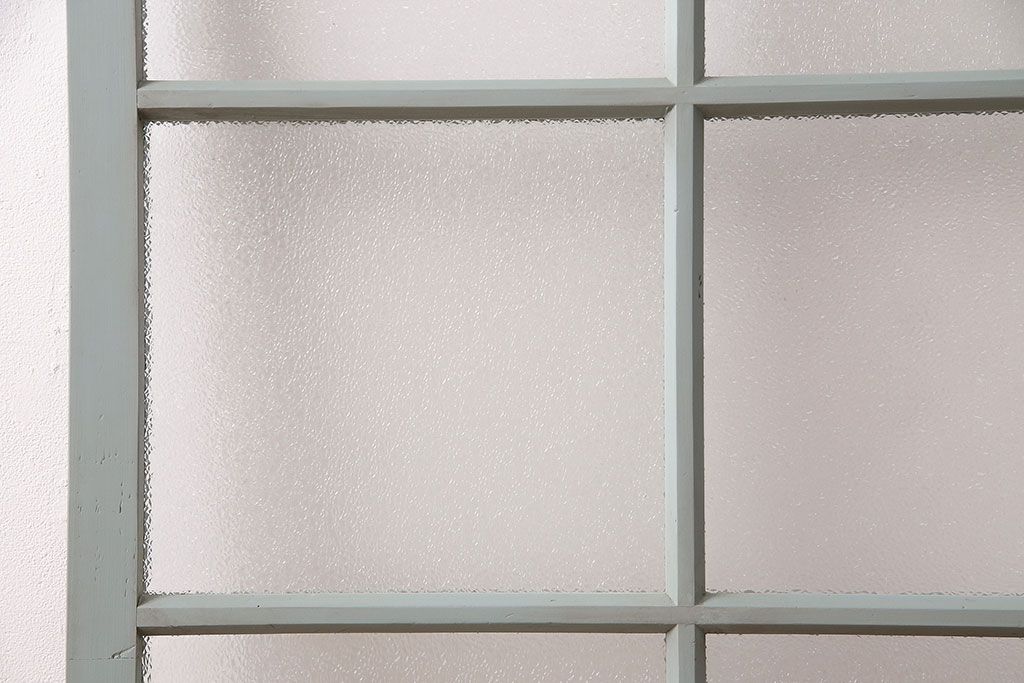 ガラス戸をリペア&カスタム!設置場所に合わせてリサイズ。吊り戸仕様に加工。引き手を取り付け。ガラスをダイヤガラスへ入れ替え。ライトオリーブグリーンのエイジング塗装で仕上げ。(引き戸、建具)