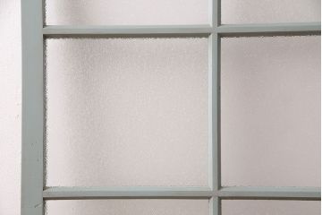 ガラス戸をリペア&カスタム!設置場所に合わせてリサイズ。吊り戸仕様に加工。引き手を取り付け。ガラスをダイヤガラスへ入れ替え。ライトオリーブグリーンのエイジング塗装で仕上げ。(引き戸、建具)