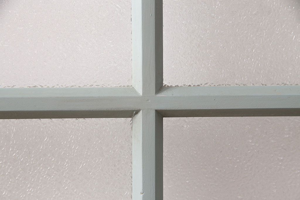 ガラス戸をリペア&カスタム!設置場所に合わせてリサイズ。吊り戸仕様に加工。引き手を取り付け。ガラスをダイヤガラスへ入れ替え。ライトオリーブグリーンのエイジング塗装で仕上げ。(引き戸、建具)