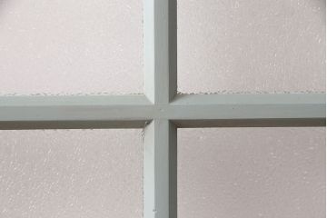 ガラス戸をリペア&カスタム!設置場所に合わせてリサイズ。吊り戸仕様に加工。引き手を取り付け。ガラスをダイヤガラスへ入れ替え。ライトオリーブグリーンのエイジング塗装で仕上げ。(引き戸、建具)