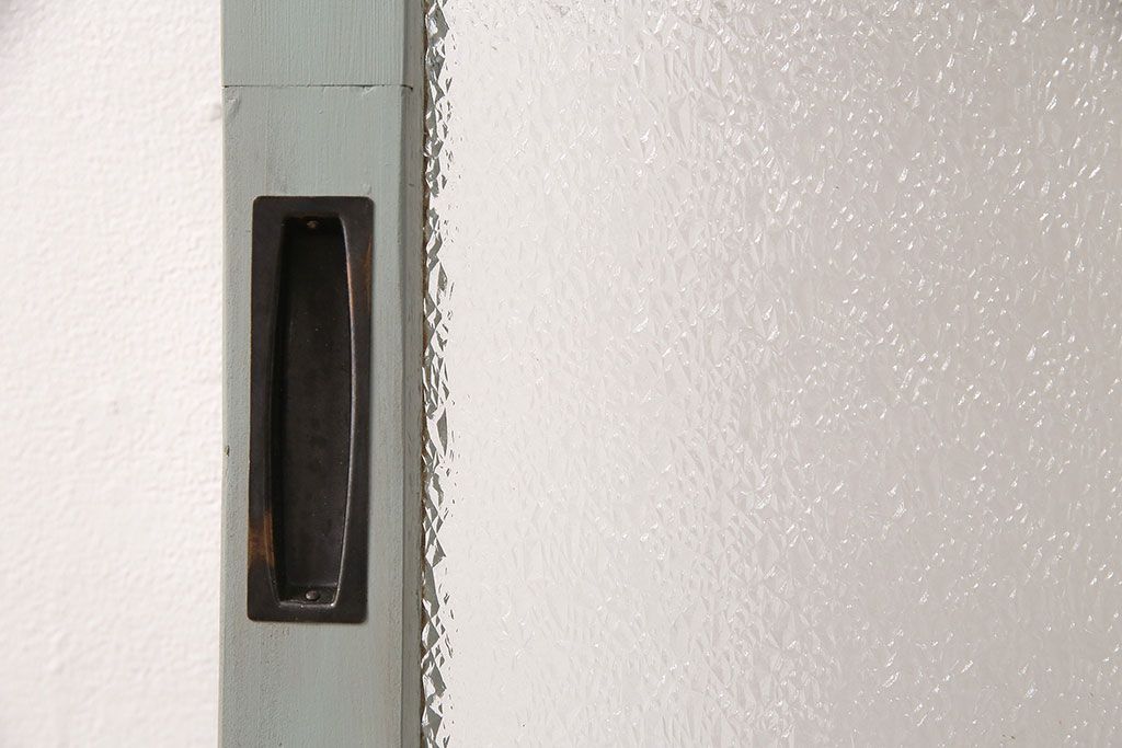 ガラス戸をリペア&カスタム!設置場所に合わせてリサイズ。吊り戸仕様に加工。引き手を取り付け。ガラスをダイヤガラスへ入れ替え。ライトオリーブグリーンのエイジング塗装で仕上げ。(引き戸、建具)