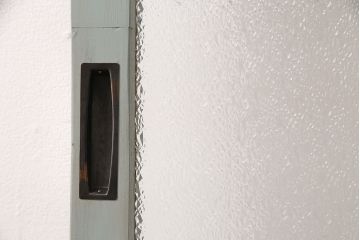 ガラス戸をリペア&カスタム!設置場所に合わせてリサイズ。吊り戸仕様に加工。引き手を取り付け。ガラスをダイヤガラスへ入れ替え。ライトオリーブグリーンのエイジング塗装で仕上げ。(引き戸、建具)