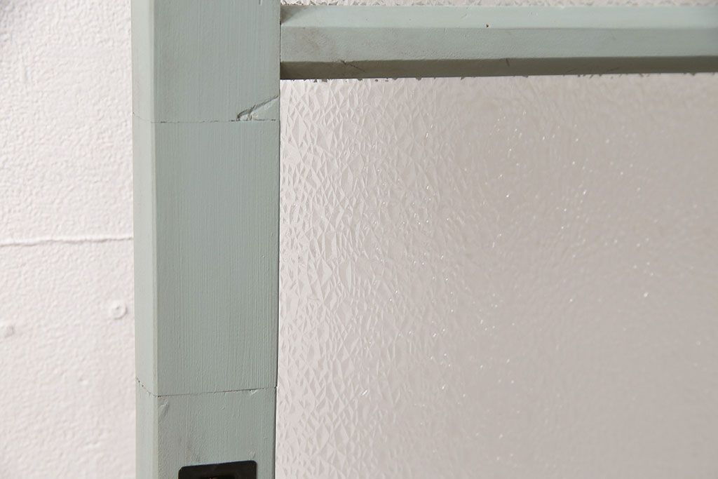 ガラス戸をリペア&カスタム!設置場所に合わせてリサイズ。吊り戸仕様に加工。引き手を取り付け。ガラスをダイヤガラスへ入れ替え。ライトオリーブグリーンのエイジング塗装で仕上げ。(引き戸、建具)