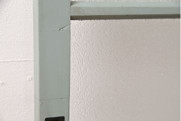 ガラス戸をリペア&カスタム!設置場所に合わせてリサイズ。吊り戸仕様に加工。引き手を取り付け。ガラスをダイヤガラスへ入れ替え。ライトオリーブグリーンのエイジング塗装で仕上げ。(引き戸、建具)