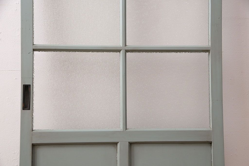 ガラス戸をリペア&カスタム!設置場所に合わせてリサイズ。吊り戸仕様に加工。引き手を取り付け。ガラスをダイヤガラスへ入れ替え。ライトオリーブグリーンのエイジング塗装で仕上げ。(引き戸、建具)