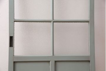 ガラス戸をリペア&カスタム!設置場所に合わせてリサイズ。吊り戸仕様に加工。引き手を取り付け。ガラスをダイヤガラスへ入れ替え。ライトオリーブグリーンのエイジング塗装で仕上げ。(引き戸、建具)
