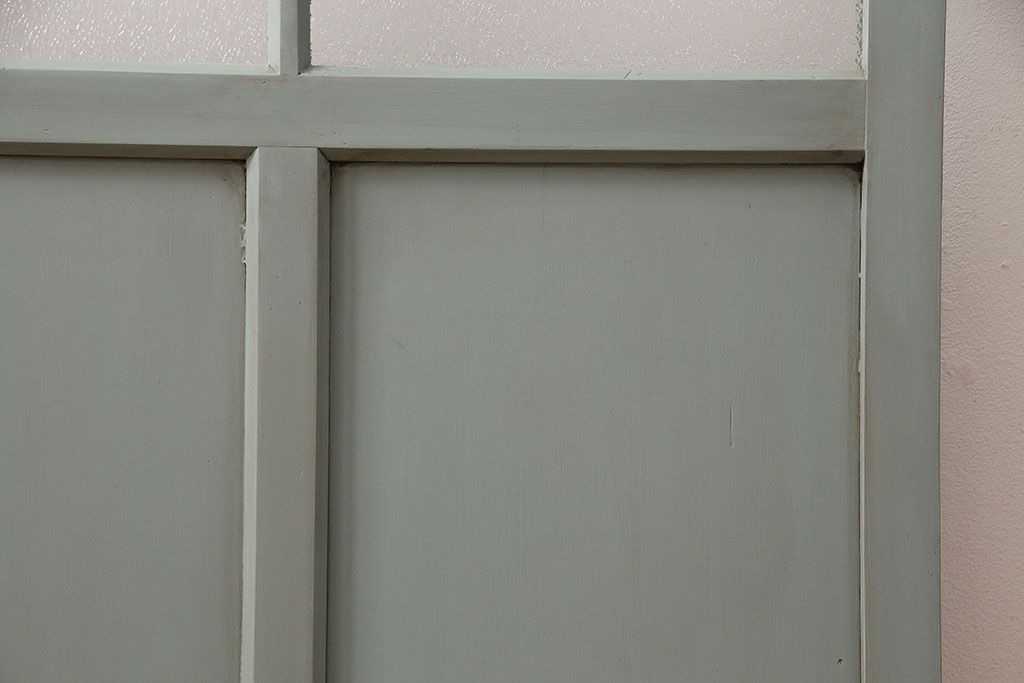 ガラス戸をリペア&カスタム!設置場所に合わせてリサイズ。吊り戸仕様に加工。引き手を取り付け。ガラスをダイヤガラスへ入れ替え。ライトオリーブグリーンのエイジング塗装で仕上げ。(引き戸、建具)