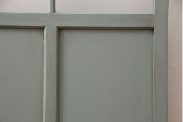 ガラス戸をリペア&カスタム!設置場所に合わせてリサイズ。吊り戸仕様に加工。引き手を取り付け。ガラスをダイヤガラスへ入れ替え。ライトオリーブグリーンのエイジング塗装で仕上げ。(引き戸、建具)