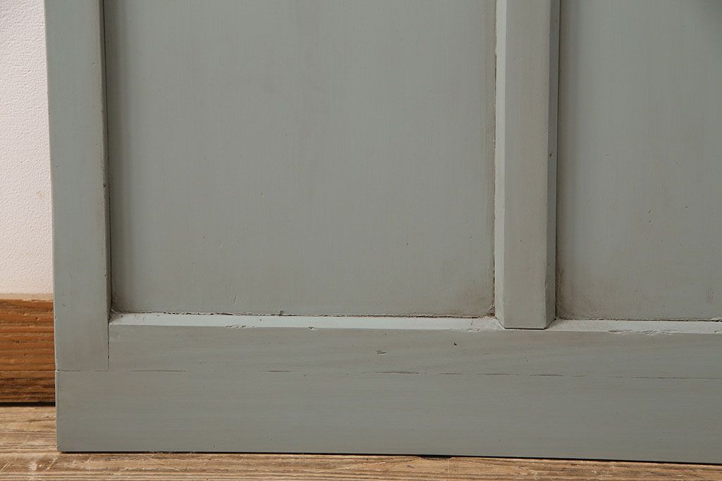 ガラス戸をリペア&カスタム!設置場所に合わせてリサイズ。吊り戸仕様に加工。引き手を取り付け。ガラスをダイヤガラスへ入れ替え。ライトオリーブグリーンのエイジング塗装で仕上げ。(引き戸、建具)