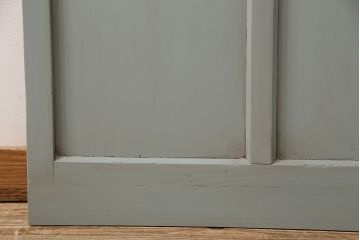 ガラス戸をリペア&カスタム!設置場所に合わせてリサイズ。吊り戸仕様に加工。引き手を取り付け。ガラスをダイヤガラスへ入れ替え。ライトオリーブグリーンのエイジング塗装で仕上げ。(引き戸、建具)