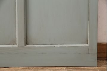 ガラス戸をリペア&カスタム!設置場所に合わせてリサイズ。吊り戸仕様に加工。引き手を取り付け。ガラスをダイヤガラスへ入れ替え。ライトオリーブグリーンのエイジング塗装で仕上げ。(引き戸、建具)