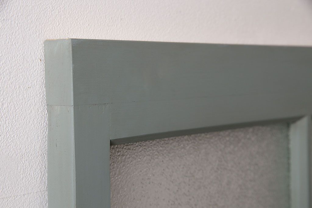 ガラス戸をリペア&カスタム!設置場所に合わせてリサイズ。吊り戸仕様に加工。引き手を取り付け。ガラスをダイヤガラスへ入れ替え。ライトオリーブグリーンのエイジング塗装で仕上げ。(引き戸、建具)