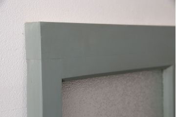 ガラス戸をリペア&カスタム!設置場所に合わせてリサイズ。吊り戸仕様に加工。引き手を取り付け。ガラスをダイヤガラスへ入れ替え。ライトオリーブグリーンのエイジング塗装で仕上げ。(引き戸、建具)