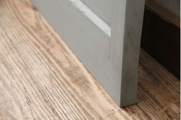 ガラス戸をリペア&カスタム!設置場所に合わせてリサイズ。吊り戸仕様に加工。引き手を取り付け。ガラスをダイヤガラスへ入れ替え。ライトオリーブグリーンのエイジング塗装で仕上げ。(引き戸、建具)