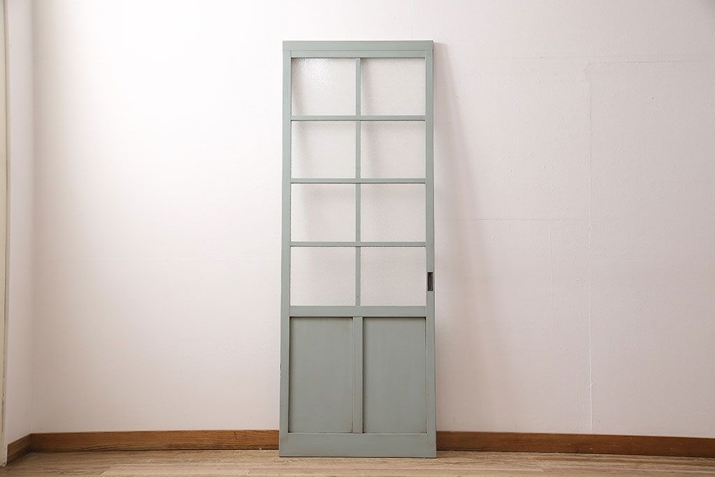 ガラス戸をリペア&カスタム!設置場所に合わせてリサイズ。吊り戸仕様に加工。引き手を取り付け。ガラスをダイヤガラスへ入れ替え。ライトオリーブグリーンのエイジング塗装で仕上げ。(引き戸、建具)