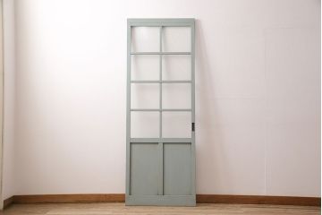 ガラス戸をリペア&カスタム!設置場所に合わせてリサイズ。吊り戸仕様に加工。引き手を取り付け。ガラスをダイヤガラスへ入れ替え。ライトオリーブグリーンのエイジング塗装で仕上げ。(引き戸、建具)