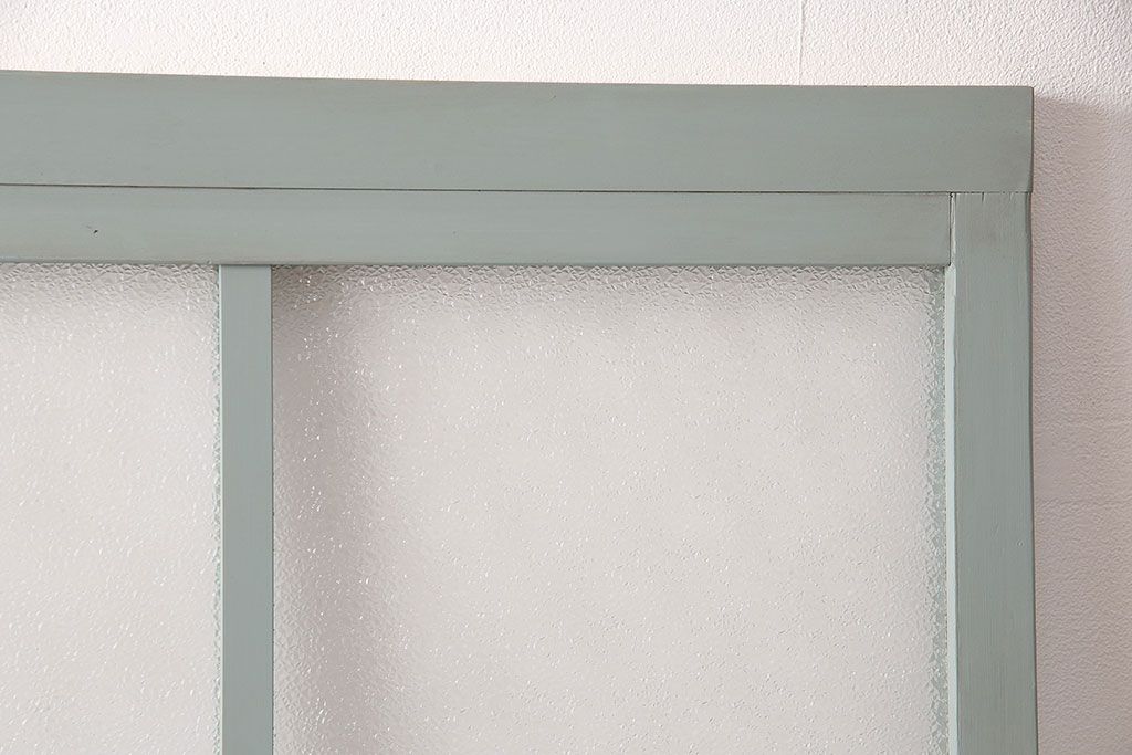 ガラス戸をリペア&カスタム!設置場所に合わせてリサイズ。吊り戸仕様に加工。引き手を取り付け。ガラスをダイヤガラスへ入れ替え。ライトオリーブグリーンのエイジング塗装で仕上げ。(引き戸、建具)