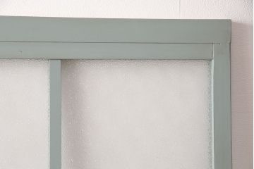 ガラス戸をリペア&カスタム!設置場所に合わせてリサイズ。吊り戸仕様に加工。引き手を取り付け。ガラスをダイヤガラスへ入れ替え。ライトオリーブグリーンのエイジング塗装で仕上げ。(引き戸、建具)
