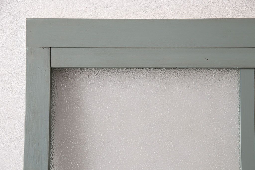 ガラス戸をリペア&カスタム!設置場所に合わせてリサイズ。吊り戸仕様に加工。引き手を取り付け。ガラスをダイヤガラスへ入れ替え。ライトオリーブグリーンのエイジング塗装で仕上げ。(引き戸、建具)