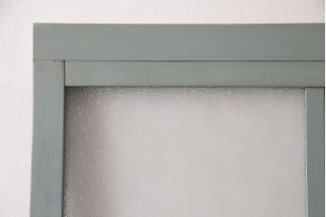 ガラス戸をリペア&カスタム!設置場所に合わせてリサイズ。吊り戸仕様に加工。引き手を取り付け。ガラスをダイヤガラスへ入れ替え。ライトオリーブグリーンのエイジング塗装で仕上げ。(引き戸、建具)