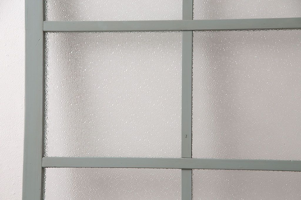 ガラス戸をリペア&カスタム!設置場所に合わせてリサイズ。吊り戸仕様に加工。引き手を取り付け。ガラスをダイヤガラスへ入れ替え。ライトオリーブグリーンのエイジング塗装で仕上げ。(引き戸、建具)