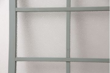 ガラス戸をリペア&カスタム!設置場所に合わせてリサイズ。吊り戸仕様に加工。引き手を取り付け。ガラスをダイヤガラスへ入れ替え。ライトオリーブグリーンのエイジング塗装で仕上げ。(引き戸、建具)