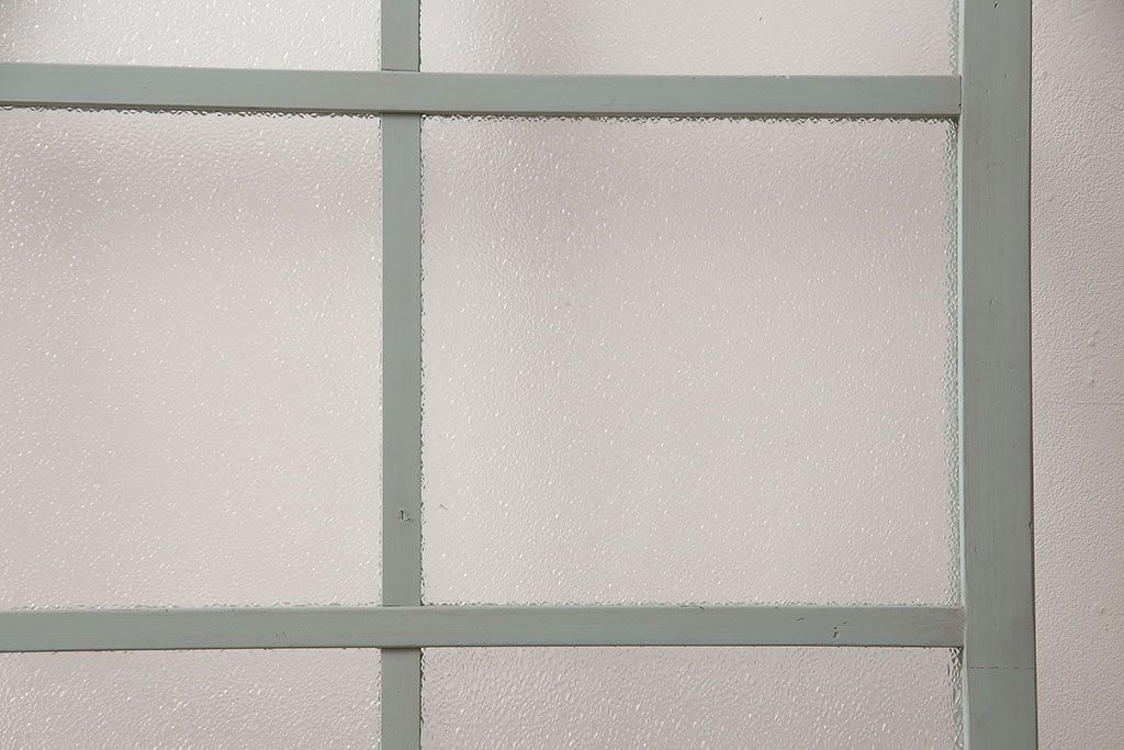 ガラス戸をリペア&カスタム!設置場所に合わせてリサイズ。吊り戸仕様に加工。引き手を取り付け。ガラスをダイヤガラスへ入れ替え。ライトオリーブグリーンのエイジング塗装で仕上げ。(引き戸、建具)