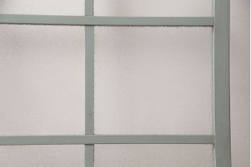 ガラス戸をリペア&カスタム!設置場所に合わせてリサイズ。吊り戸仕様に加工。引き手を取り付け。ガラスをダイヤガラスへ入れ替え。ライトオリーブグリーンのエイジング塗装で仕上げ。(引き戸、建具)