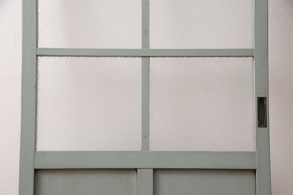 ガラス戸をリペア&カスタム!設置場所に合わせてリサイズ。吊り戸仕様に加工。引き手を取り付け。ガラスをダイヤガラスへ入れ替え。ライトオリーブグリーンのエイジング塗装で仕上げ。(引き戸、建具)