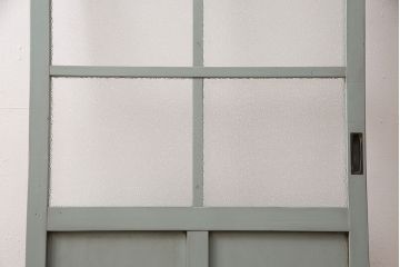 ガラス戸をリペア&カスタム!設置場所に合わせてリサイズ。吊り戸仕様に加工。引き手を取り付け。ガラスをダイヤガラスへ入れ替え。ライトオリーブグリーンのエイジング塗装で仕上げ。(引き戸、建具)