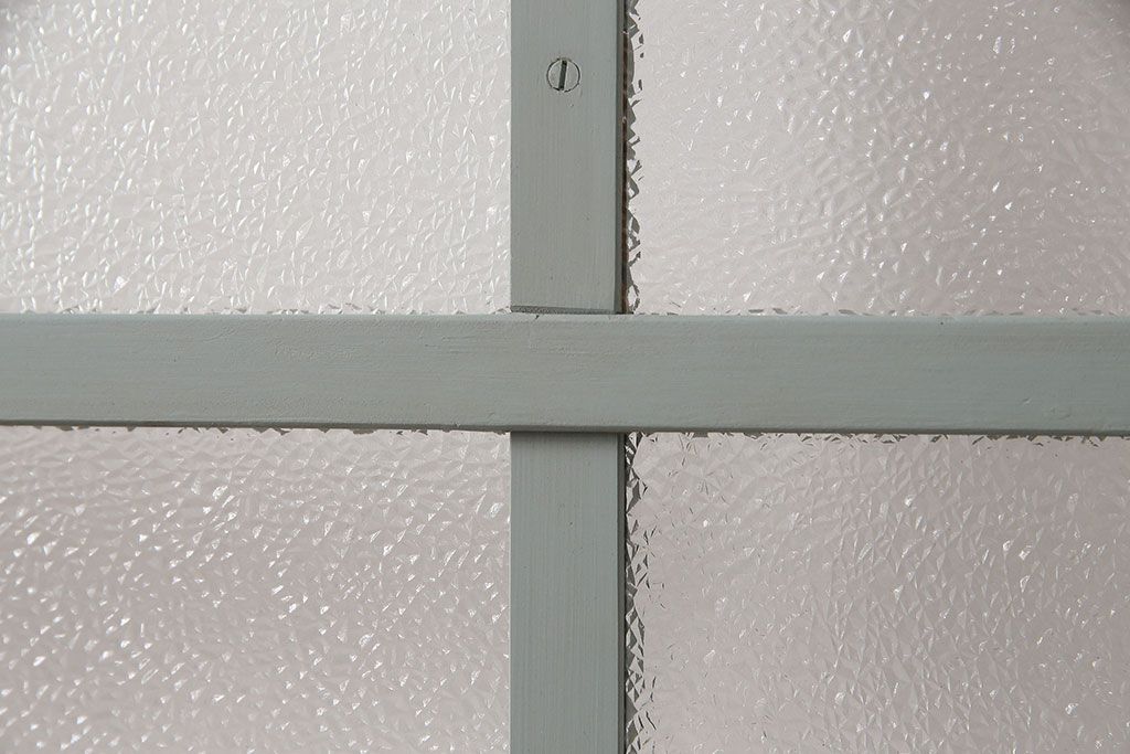 ガラス戸をリペア&カスタム!設置場所に合わせてリサイズ。吊り戸仕様に加工。引き手を取り付け。ガラスをダイヤガラスへ入れ替え。ライトオリーブグリーンのエイジング塗装で仕上げ。(引き戸、建具)