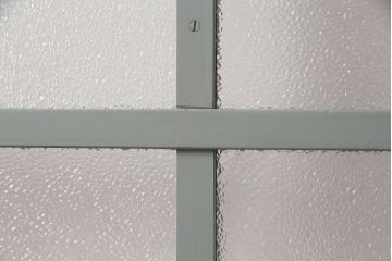 ガラス戸をリペア&カスタム!設置場所に合わせてリサイズ。吊り戸仕様に加工。引き手を取り付け。ガラスをダイヤガラスへ入れ替え。ライトオリーブグリーンのエイジング塗装で仕上げ。(引き戸、建具)