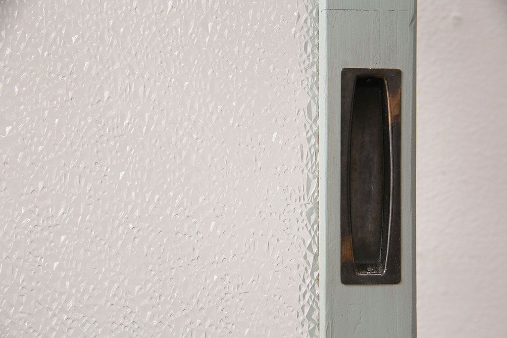 ガラス戸をリペア&カスタム!設置場所に合わせてリサイズ。吊り戸仕様に加工。引き手を取り付け。ガラスをダイヤガラスへ入れ替え。ライトオリーブグリーンのエイジング塗装で仕上げ。(引き戸、建具)