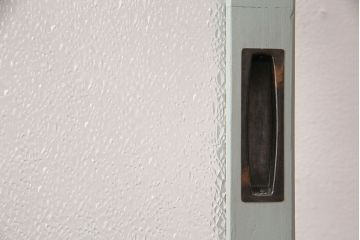 ガラス戸をリペア&カスタム!設置場所に合わせてリサイズ。吊り戸仕様に加工。引き手を取り付け。ガラスをダイヤガラスへ入れ替え。ライトオリーブグリーンのエイジング塗装で仕上げ。(引き戸、建具)