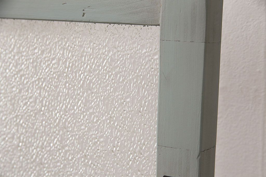 ガラス戸をリペア&カスタム!設置場所に合わせてリサイズ。吊り戸仕様に加工。引き手を取り付け。ガラスをダイヤガラスへ入れ替え。ライトオリーブグリーンのエイジング塗装で仕上げ。(引き戸、建具)