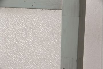 ガラス戸をリペア&カスタム!設置場所に合わせてリサイズ。吊り戸仕様に加工。引き手を取り付け。ガラスをダイヤガラスへ入れ替え。ライトオリーブグリーンのエイジング塗装で仕上げ。(引き戸、建具)