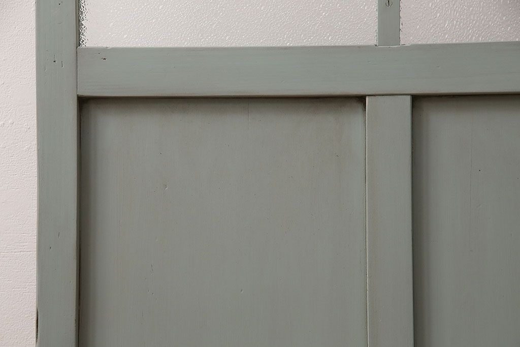 ガラス戸をリペア&カスタム!設置場所に合わせてリサイズ。吊り戸仕様に加工。引き手を取り付け。ガラスをダイヤガラスへ入れ替え。ライトオリーブグリーンのエイジング塗装で仕上げ。(引き戸、建具)