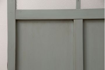 ガラス戸をリペア&カスタム!設置場所に合わせてリサイズ。吊り戸仕様に加工。引き手を取り付け。ガラスをダイヤガラスへ入れ替え。ライトオリーブグリーンのエイジング塗装で仕上げ。(引き戸、建具)