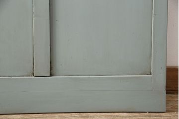 ガラス戸をリペア&カスタム!設置場所に合わせてリサイズ。吊り戸仕様に加工。引き手を取り付け。ガラスをダイヤガラスへ入れ替え。ライトオリーブグリーンのエイジング塗装で仕上げ。(引き戸、建具)