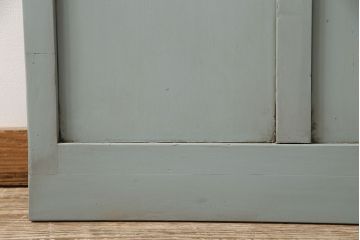 ガラス戸をリペア&カスタム!設置場所に合わせてリサイズ。吊り戸仕様に加工。引き手を取り付け。ガラスをダイヤガラスへ入れ替え。ライトオリーブグリーンのエイジング塗装で仕上げ。(引き戸、建具)