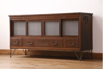 アンティークのサイドボードをリペア&カスタム!板戸をすりガラス入りガラス戸へ変更。戸内棚板等を撤去し、取り外し可能な棚板を新たに製作。鉄脚を取り付け。(リビングボード、収納棚)