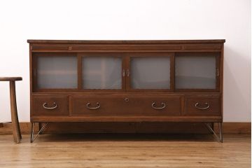 アンティークのサイドボードをリペア&カスタム!板戸をすりガラス入りガラス戸へ変更。戸内棚板等を撤去し、取り外し可能な棚板を新たに製作。鉄脚を取り付け。(リビングボード、収納棚)