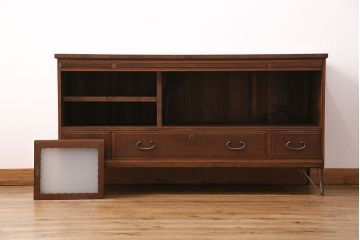 アンティークのサイドボードをリペア&カスタム!板戸をすりガラス入りガラス戸へ変更。戸内棚板等を撤去し、取り外し可能な棚板を新たに製作。鉄脚を取り付け。(リビングボード、収納棚)