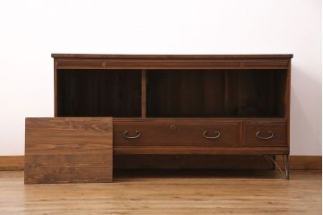 アンティークのサイドボードをリペア&カスタム!板戸をすりガラス入りガラス戸へ変更。戸内棚板等を撤去し、取り外し可能な棚板を新たに製作。鉄脚を取り付け。(リビングボード、収納棚)